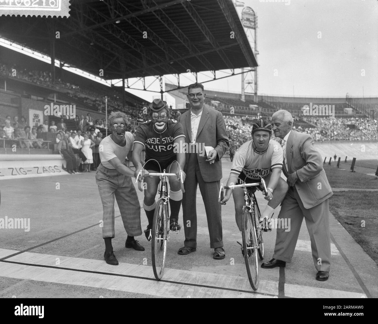 Festa di chiusura presso lo Stadio Olimpico, classificato partita tra Willy Alberti e Pipo de Clown Data: 22 agosto 1959 luogo: Amsterdam, Noord-Holland Parole Chiave: Ciclismo Nome personale: Alberti, Willy, Pipo de Clown, Witschge, Cor Foto Stock