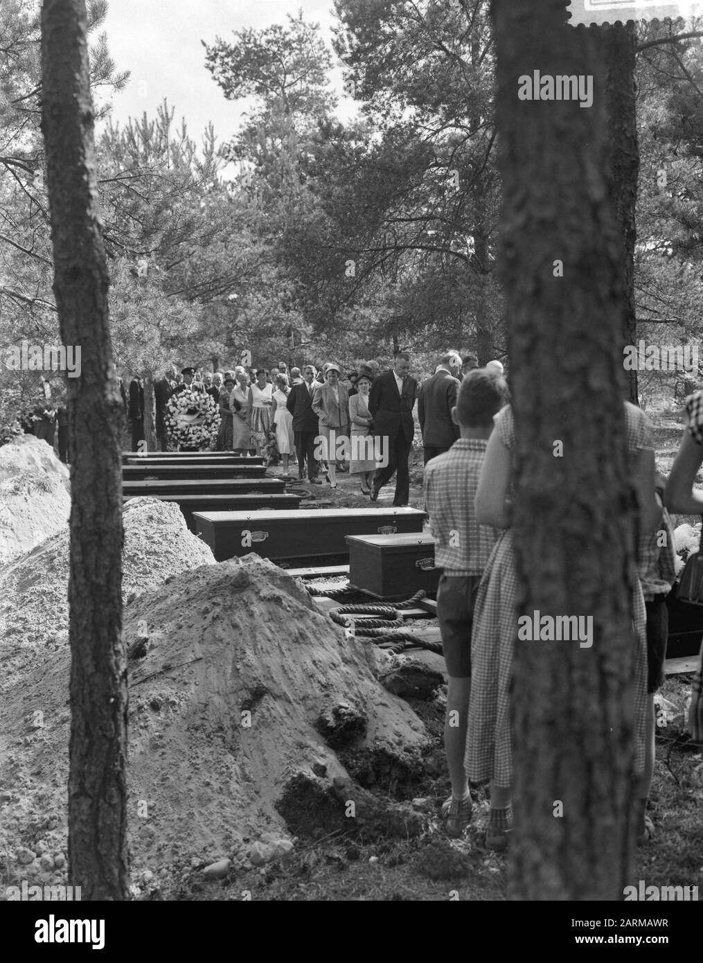 Ri-sepoltura delle vittime uccise a Dachau al cimitero d'onore Loenen sul Veluwe. I membri della famiglia tirano oltre i Chests Data: 26 agosto 1959 luogo: Loenen Parole Chiavi: Cimiteri, funerali Foto Stock