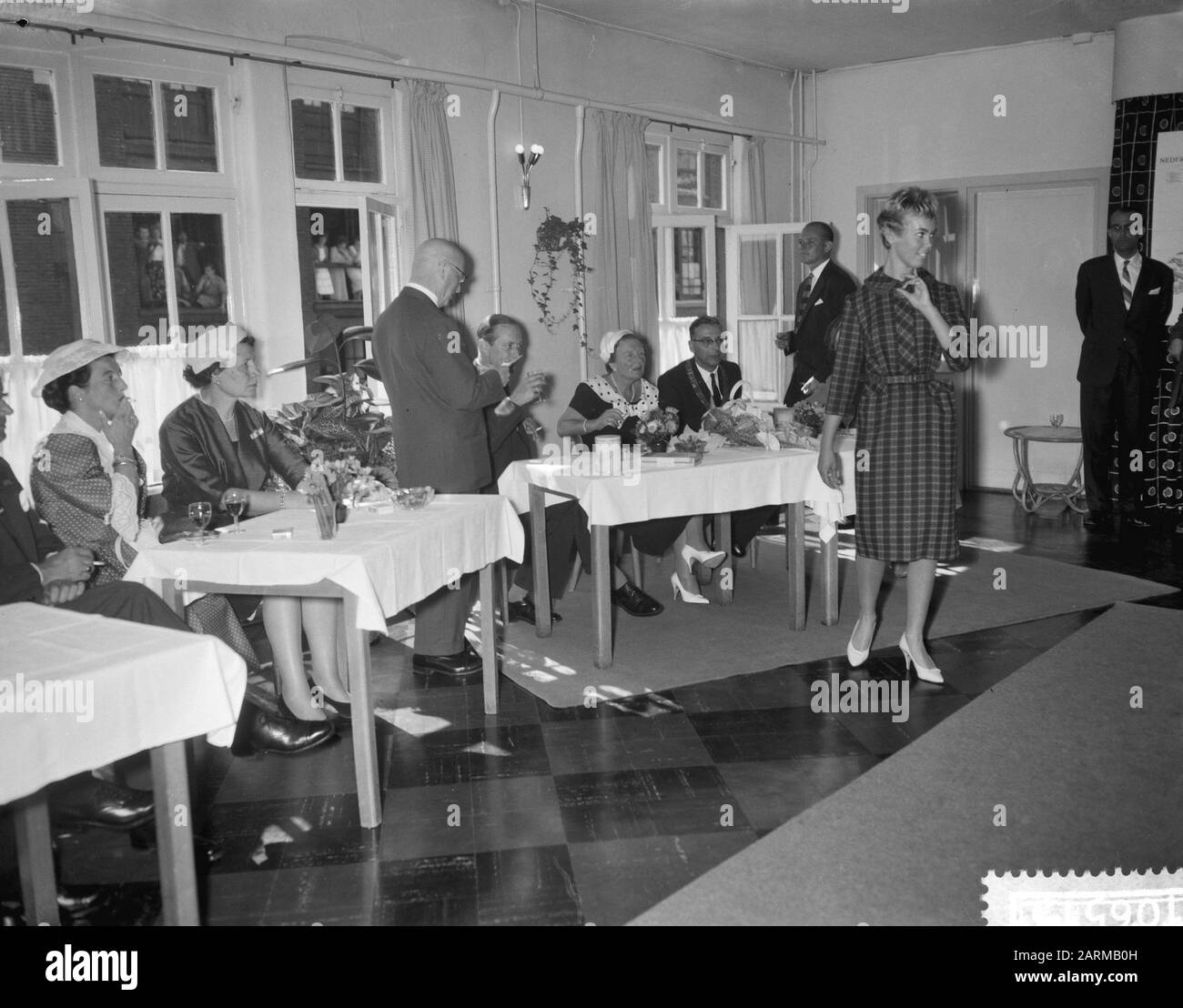 Seconda giornata Visita reale ad Amsterdam, visita alla fabbrica di Confessione Dooses Data: 7 Settembre 1959 Località: Amsterdam, Noord-Holland Parole Chiave: CONFETIFABRIEK, visite Nome personale: DOOYES Foto Stock