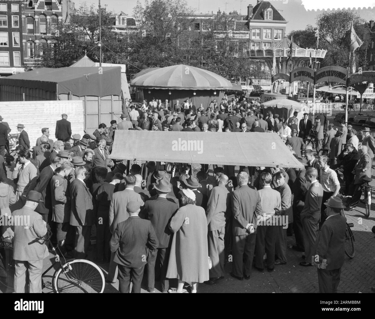 Standworkers nella tribolazione dalla fiera il Amstelveld Data: 28 settembre 1959 Parole Chiave: Fair, STANDWERMIS, Stampato Foto Stock