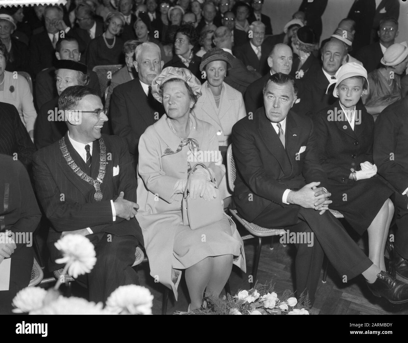 Il principe Bertil di Svezia apre una mostra sul design svedese presso il Museo Stedelijk di Amsterdam V.l.n.r. Mayor Van Hall, Queen Juliana e Prince Bertil Data: 5 ottobre 1959 luogo: Amsterdam, Noord-Holland Parole Chiave: Sindaci, regine, musei, principi, mostre Nome personale: Bertil (Prince Sweden), Hall, G. van, Juliana (queen Netherlands) Foto Stock