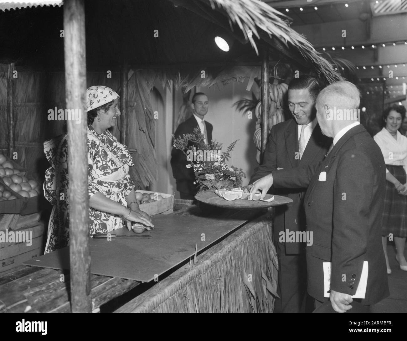 Mostra frutta e verdura Amato, aperta dal Ministro Marijnen Data: 13 ottobre 1959 Parole Chiave: Mostre Nome personale: Amato, Marijnen, Victor Foto Stock