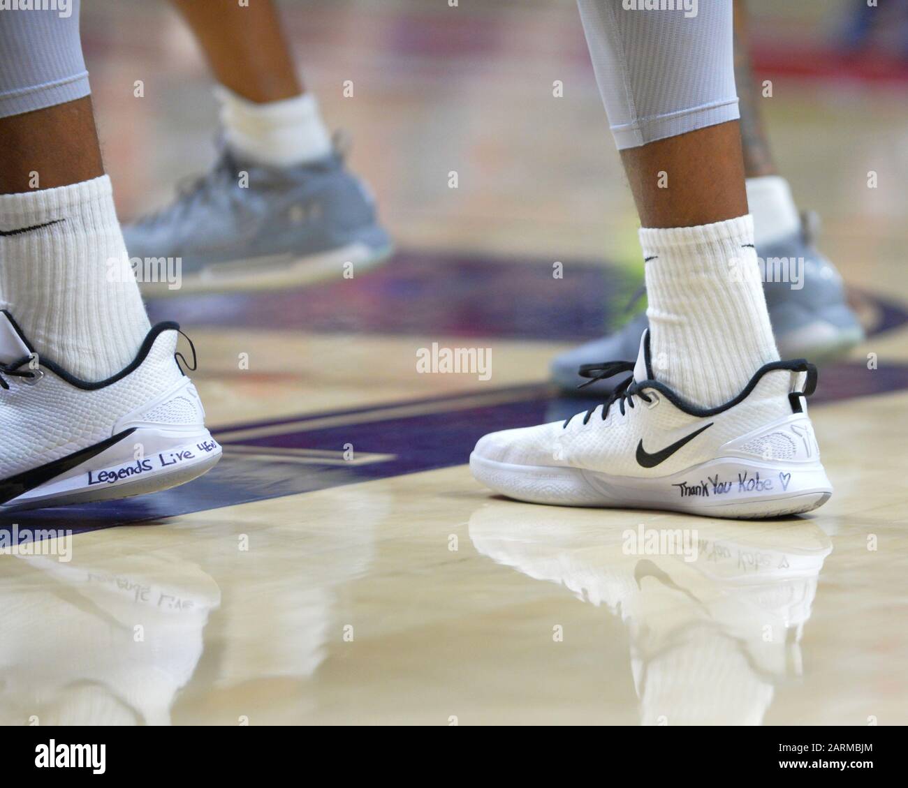 Oxford, Stati Uniti. 28th Gen 2020. Le scarpe di Ole' Miss Forward, Blake Hinson (0), segnate per onorare la recente morte della superstar NBA Kobe Bryant, durante la partita di basket NCAA tra le Auburn Tigers e i Ribelli Ole' Miss al Pavillion di Oxford, MS. Kevin Langley/Sports South Media/Csm/Alamy Live News Foto Stock