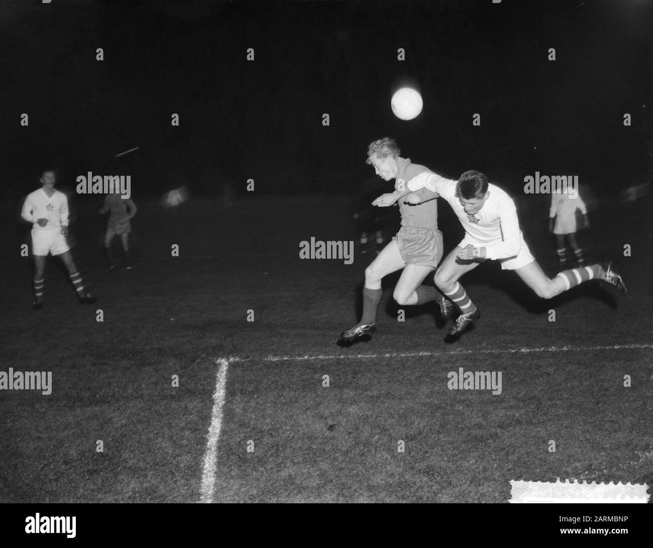 Calcio. Olanda contro Cecoslovacchia 3-3 Frans architetto e Ruzidea Annotazione: Interland giovane sotto 23 anni Data: 28 ottobre 1959 luogo: Amsterdam Parole Chiave: Sport lesioni, calcio Nome Persona: Bouwmeester, francese Foto Stock