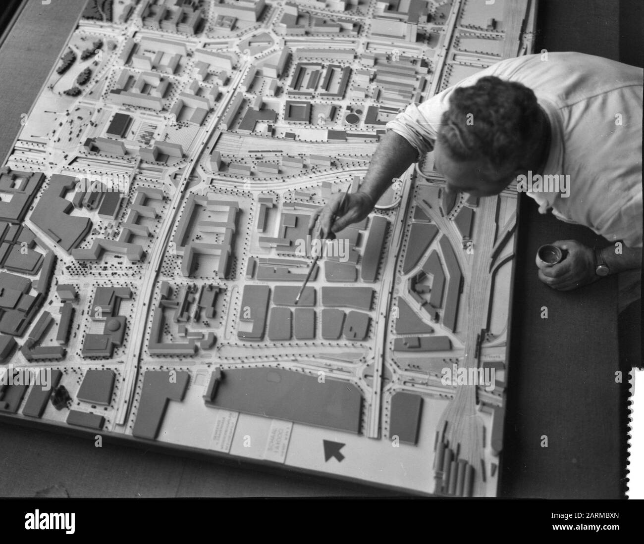 Preparativi per la mostra Autostrade in città al Fodor Museum Data: 11 novembre 1959 Parole Chiave: Preparativi, mostre Nome personale: Fodor Museum Foto Stock