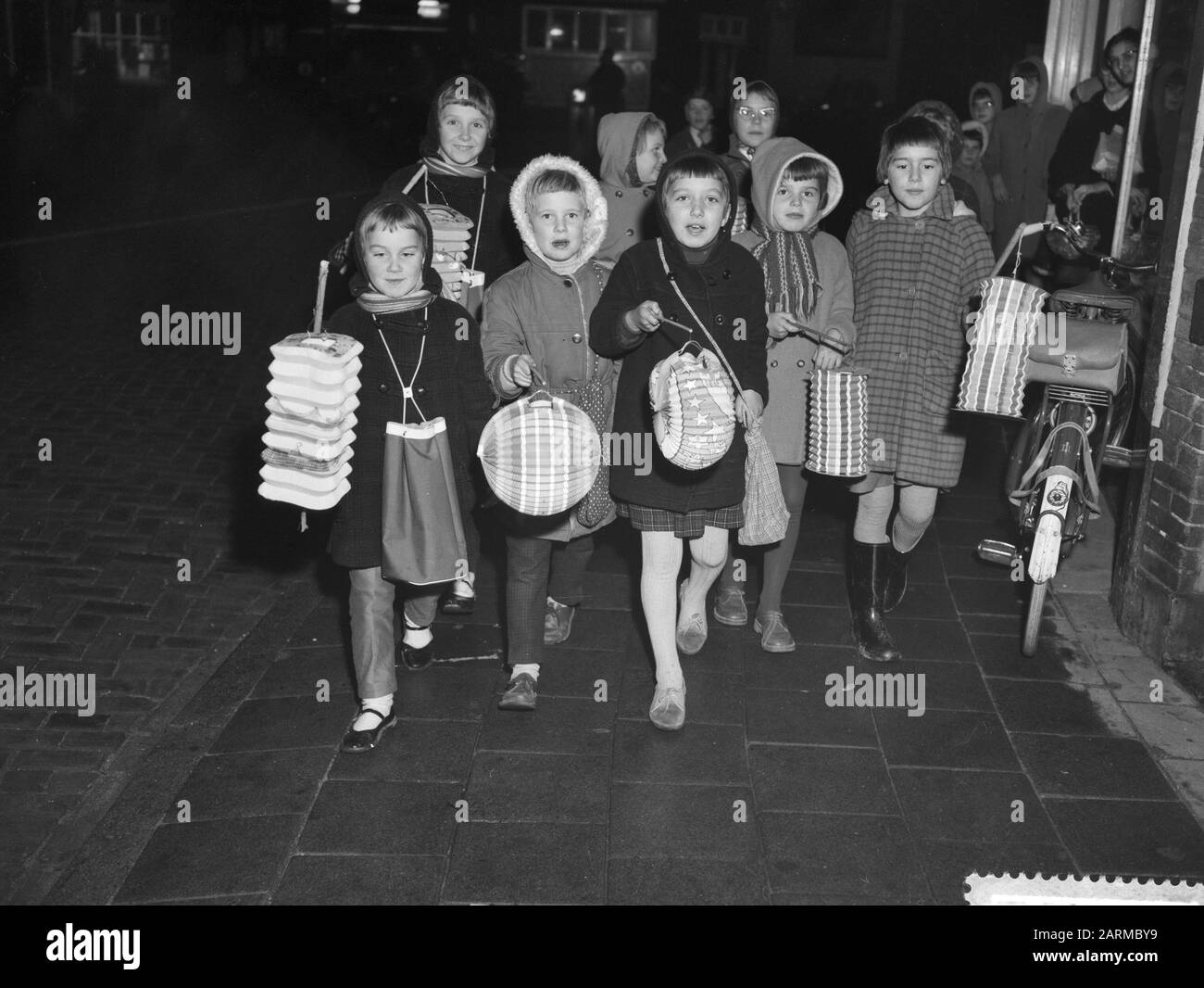 Maartenviering Nel Zaanstreek Data: 11 Novembre 1959 Luogo: Noord-Holland, Zaanstreek Nome Dell'Istituzione: Sint-Maarten Foto Stock