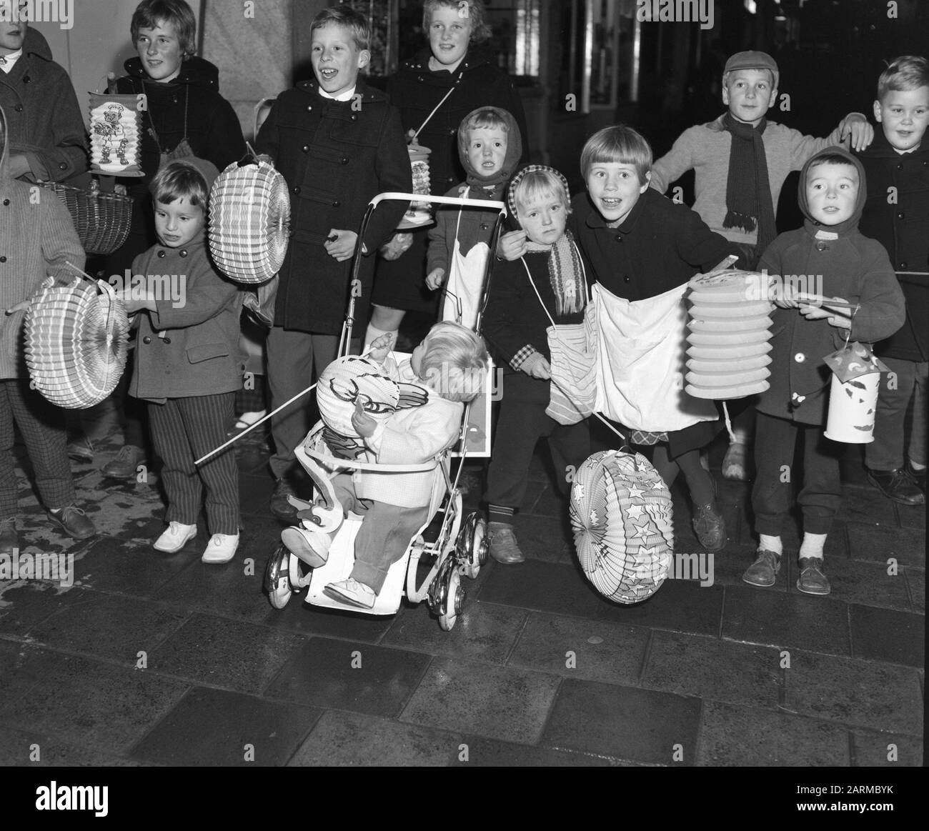 Maartenviering Nel Zaanstreek Data: 11 Novembre 1959 Luogo: Noord-Holland, Zaanstreek Nome Dell'Istituzione: Sint-Maarten Foto Stock