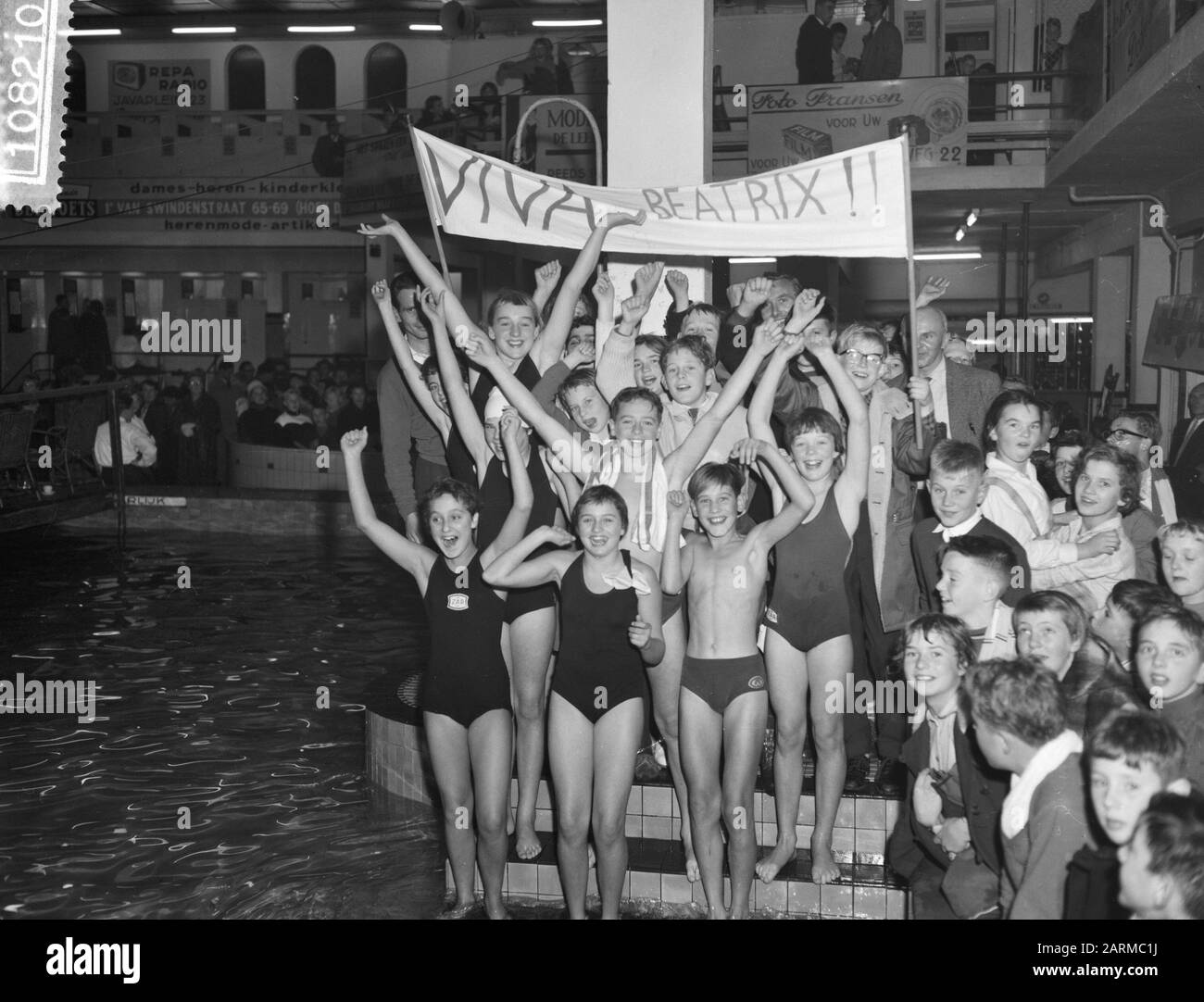 Finale scuola di nuoto concorsi in Sportfondsenbad-East Data: 14 Novembre 1959 Parole Chiave: Finali, scuola di nuoto concorsi Nome istituto: Sportfondsenbad Foto Stock