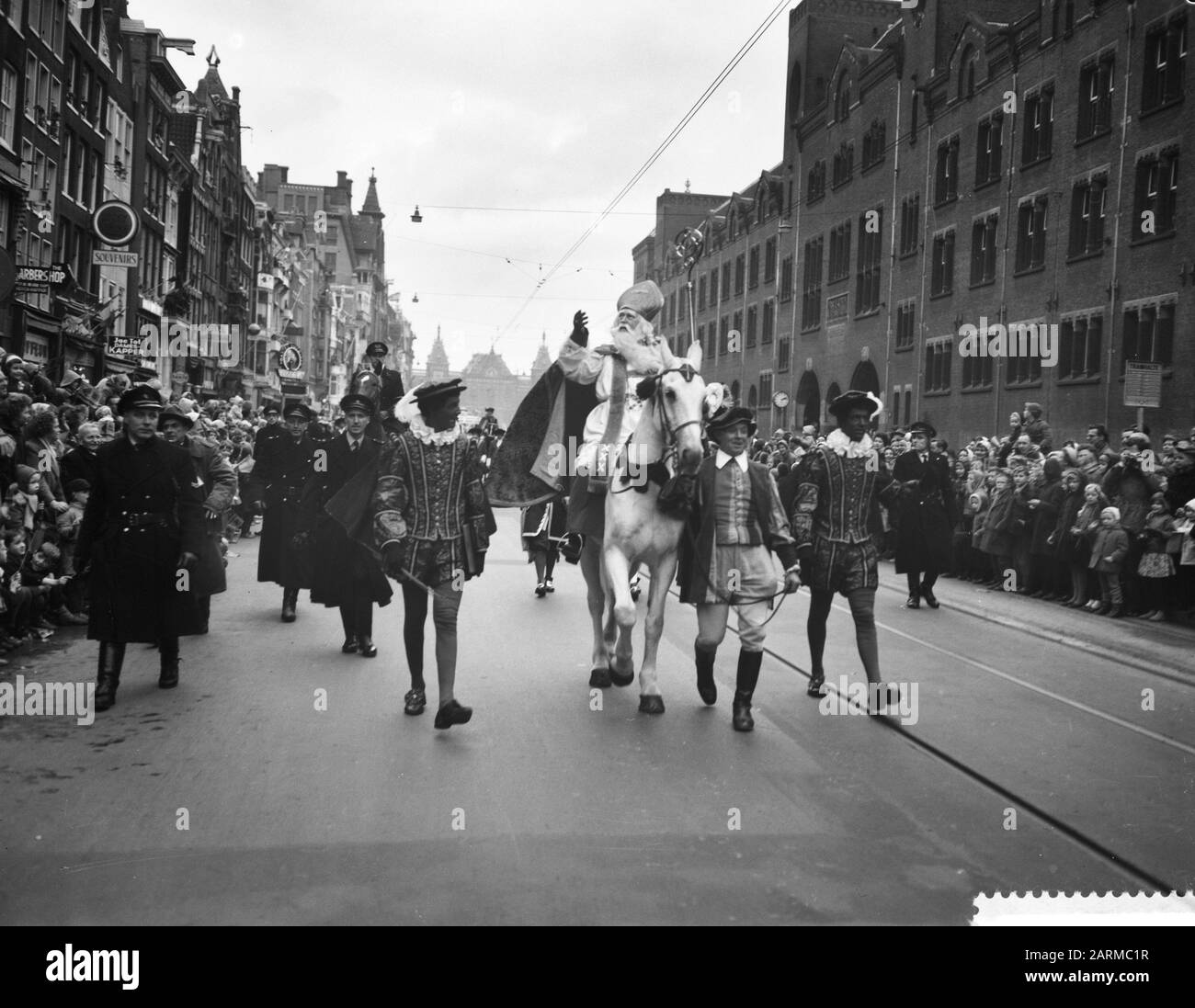 Sint Nicholas durante l'entrata in Damrak Data: 14 Novembre 1959 Località: Amsterdam, Noord-Holland Parole Chiave: Entry Nome personale: Sinterklaas Foto Stock