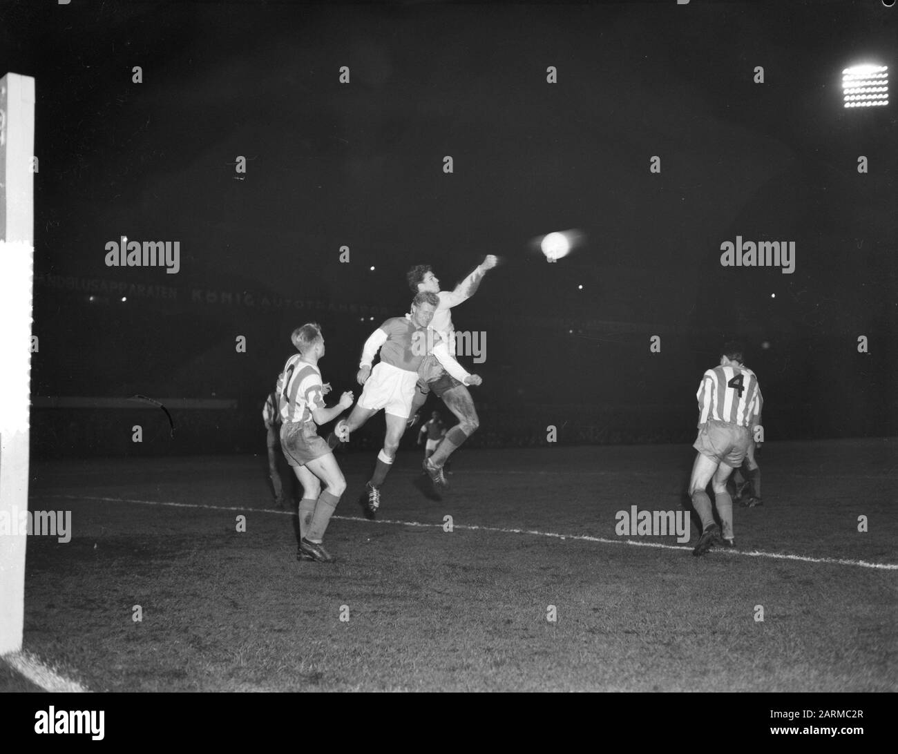 Coppa Golden indipendente Rotterdam x 1 Olanda x 1 (25 anni) Data: 18 Novembre 1959 Parole Chiave: Sport, calcio Foto Stock Coppa Golden indipendente Rotterdam x 1 Olanda x 1 (25 anni) Data: 18 Novembre 1959 Parole Chiave: Sport, calcio Foto Stock