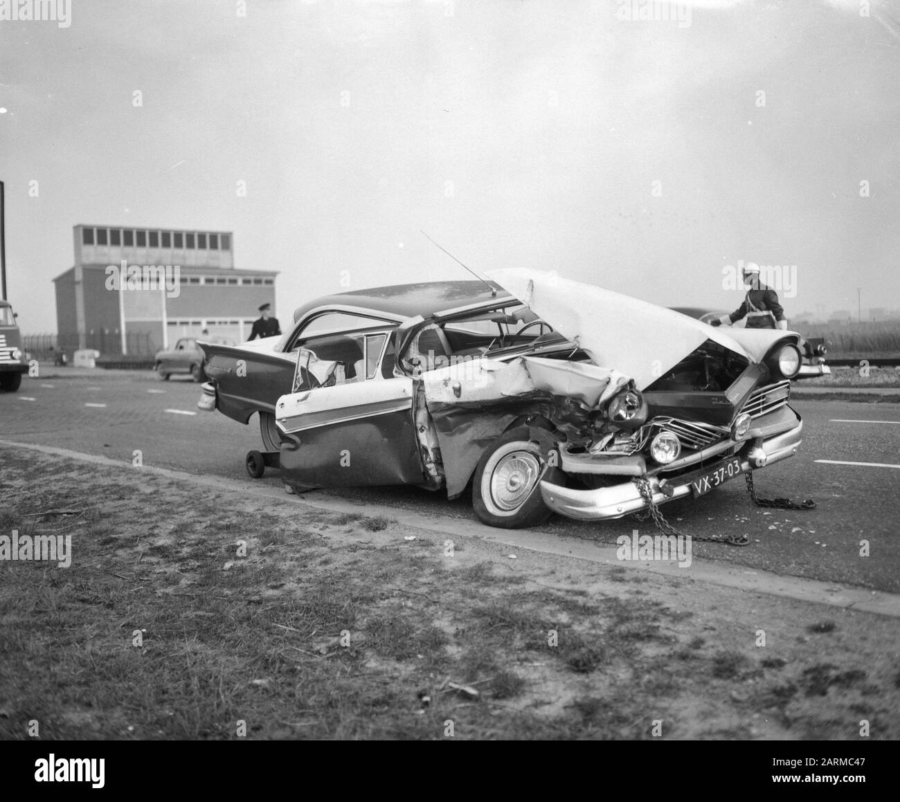 Incidente mortale all'automobile a Hemweg in Amsterdam Data: 26 novembre 1959 luogo: Amsterdam, Noord-Holland Parole Chiave: Auto-incidente Foto Stock