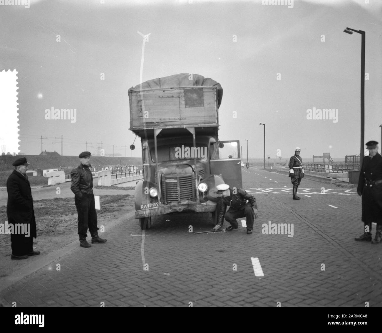 Incidente mortale all'automobile a Hemweg in Amsterdam Data: 26 novembre 1959 luogo: Amsterdam, Noord-Holland Parole Chiave: Auto-incidente Foto Stock