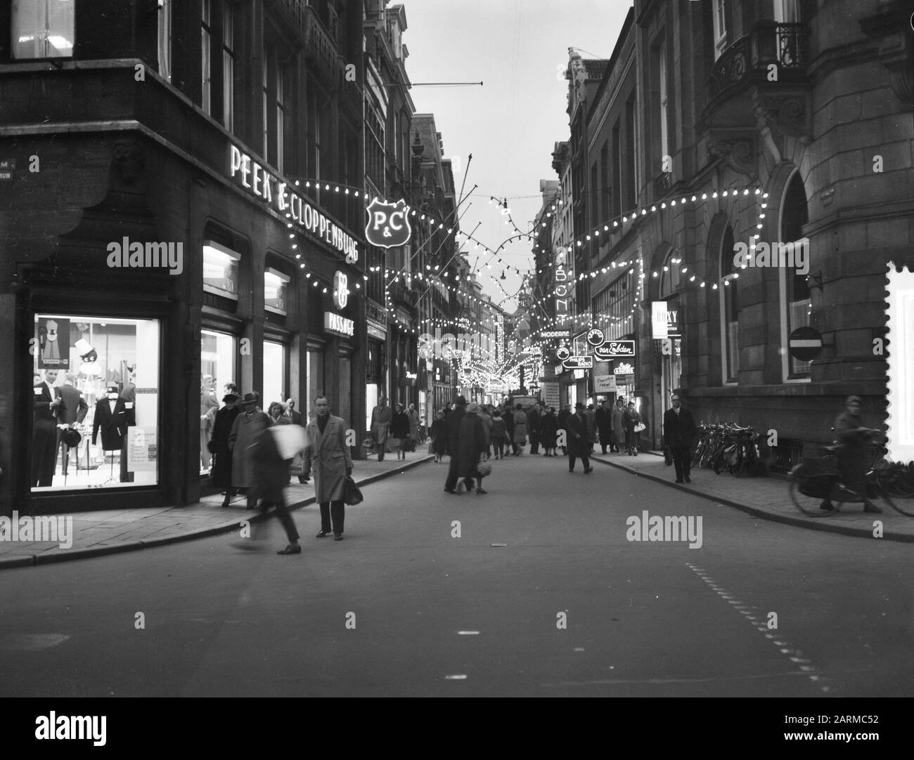 Party Lighting 1959 Kalverstraat Amsterdam. Data: 19 Novembre 1959 Luogo: Amsterdam, Noord-Holland Parole Chiave: Party Lighting Foto Stock