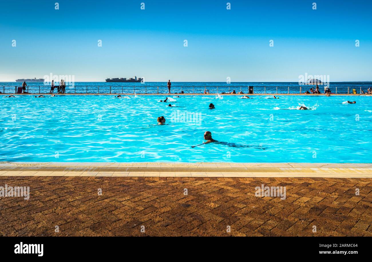 Cape Town, Sudafrica - 4 febbraio 2019: The Sea Point piscina pubblica aperta sul lungomare di Città del Capo, Sudafrica. Foto Stock