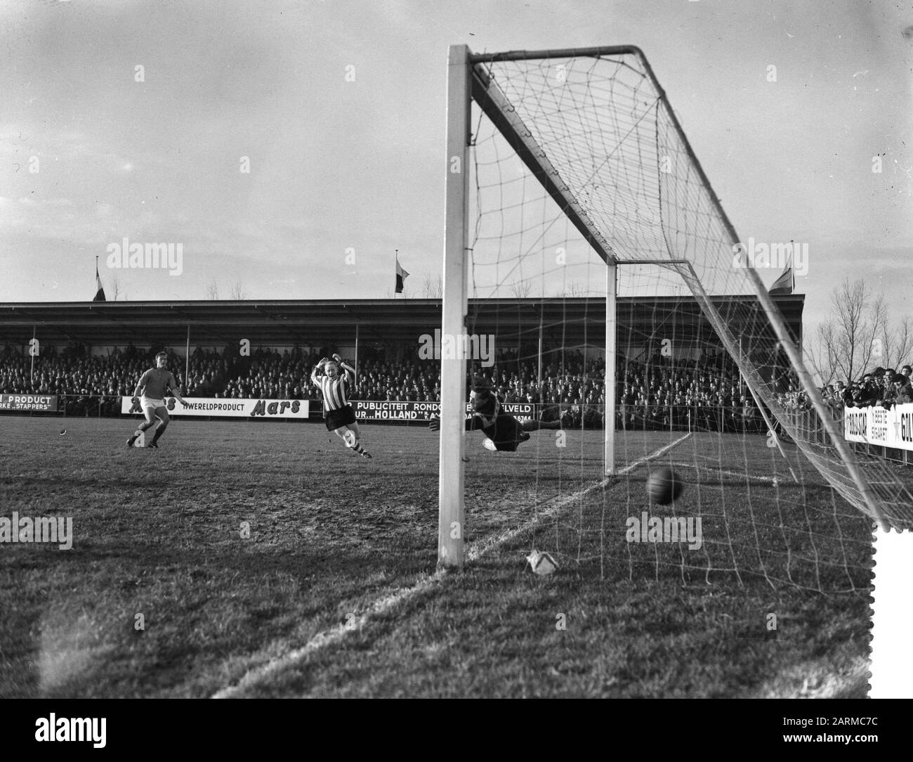 Volendam contro PSV 1-2, obiettivo da PSV Data: 6 Dicembre 1959 luogo: Noord-Holland, Volendam Parole Chiave: Obiettivi, sport, calcio Nome istituto: PSV Foto Stock