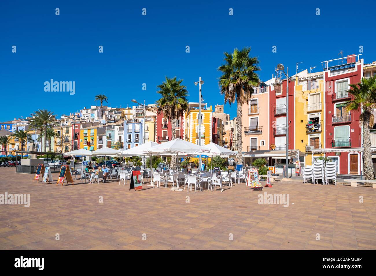 Villajoyosa, Spagna - 17 ottobre 2019: Case colorate nel villaggio costiero di Villajoyosa, Alicante, Spagna Foto Stock