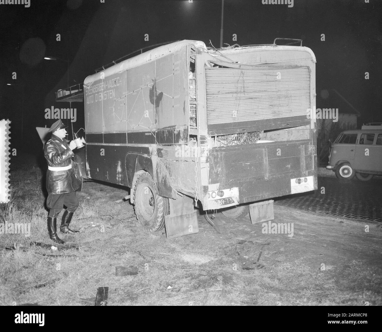 Incidente mortale a Rotterdam, strada Rotterdam-Utrecht il camion Data: 27 Gennaio 1960 Località: Rotterdam, Zuid-Holland Parole Chiave: Incidenti stradali, camion Foto Stock