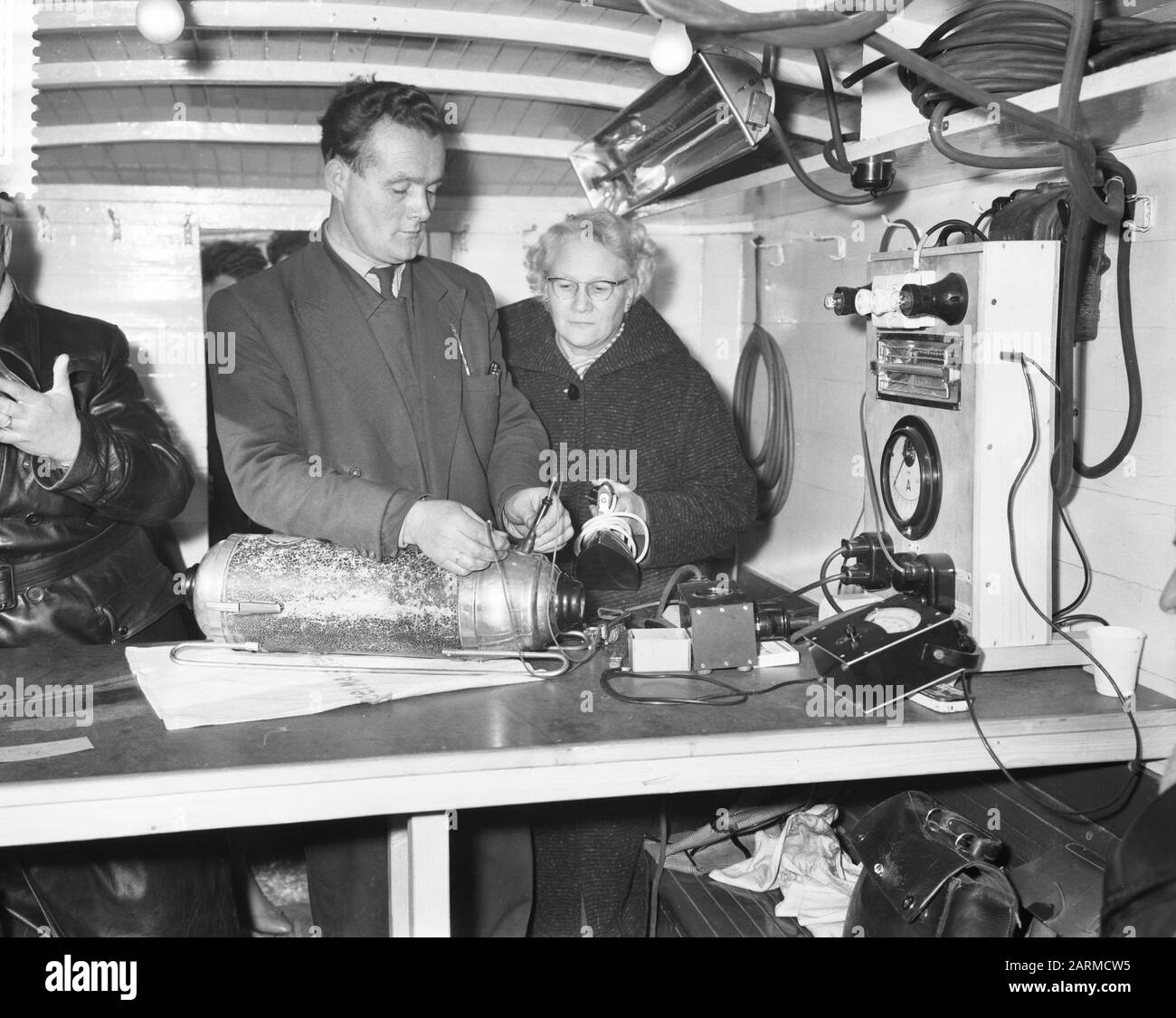 Misurazione di apparecchi elettrici da GEB Data: 9 febbraio 1960 Parole Chiave: Dispositivi Nome Impostazione: GEB Foto Stock