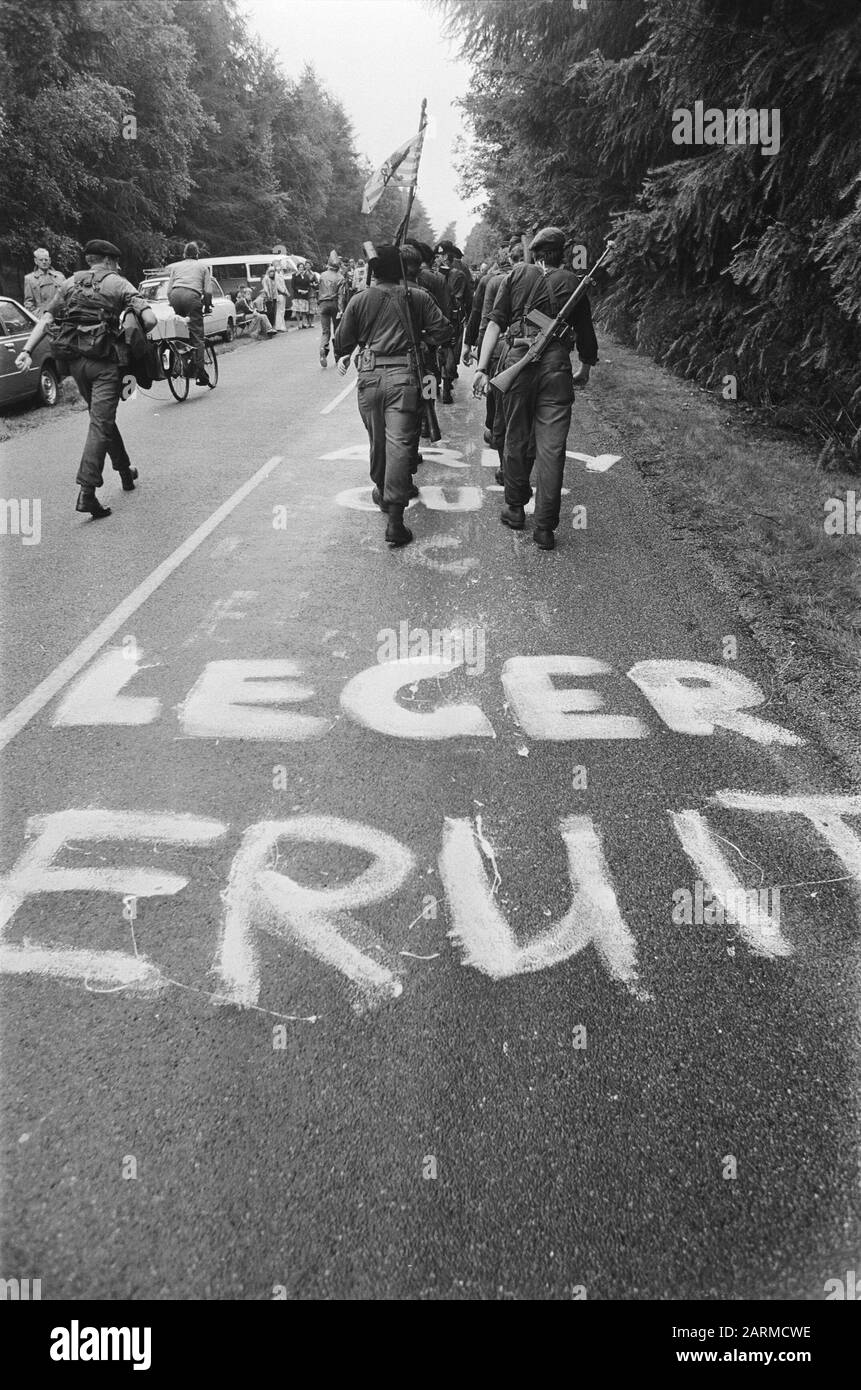 Quattro giorni Nijmegen, 3rd giorno; soldati a piedi lungo la strada con proteste contro la partecipazione militare Data: 20 luglio 1978 luogo: Nijmegen Parole Chiave: MITARIEN, Soldiers, FOREDAYS Foto Stock