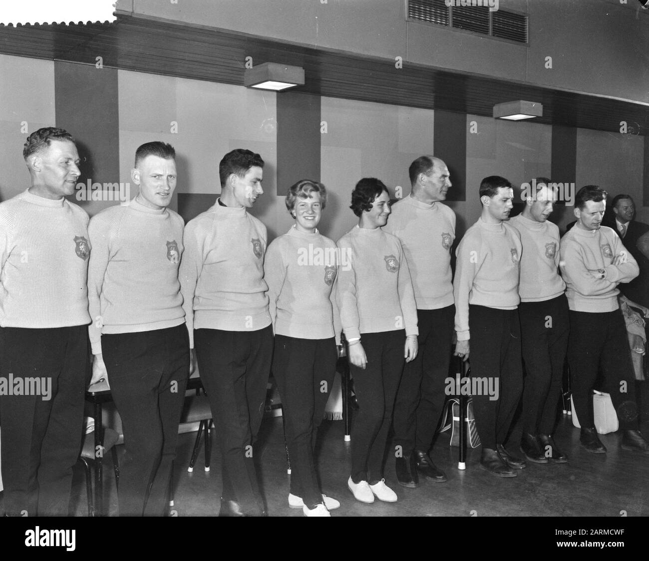 Partenza dal team olandese di pattinaggio olimpico a Squaw Valley da Schiphol Data: 9 Febbraio 1960 Località: Noord-Holland, Schiphol Parole Chiave: Partenza, pattinare equipaggi Nome personale: Squaw Valley Foto Stock