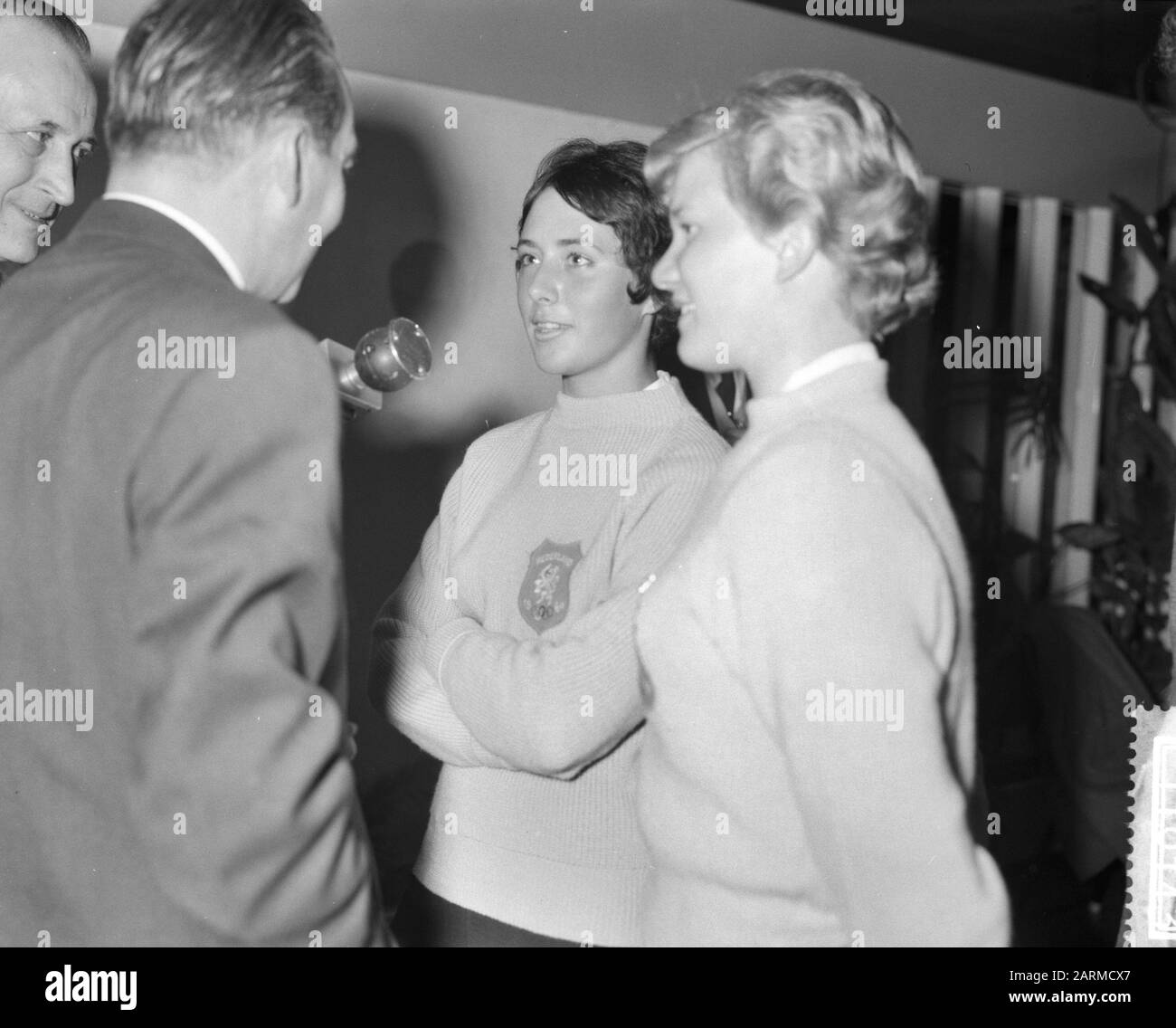 Partenza dal team olandese di pattinaggio olimpico a Squaw Valley da Schiphol Data: 9 Febbraio 1960 Località: Noord-Holland, Schiphol Parole Chiave: Partenza, pattinare equipaggi Nome personale: Squaw Valley Foto Stock