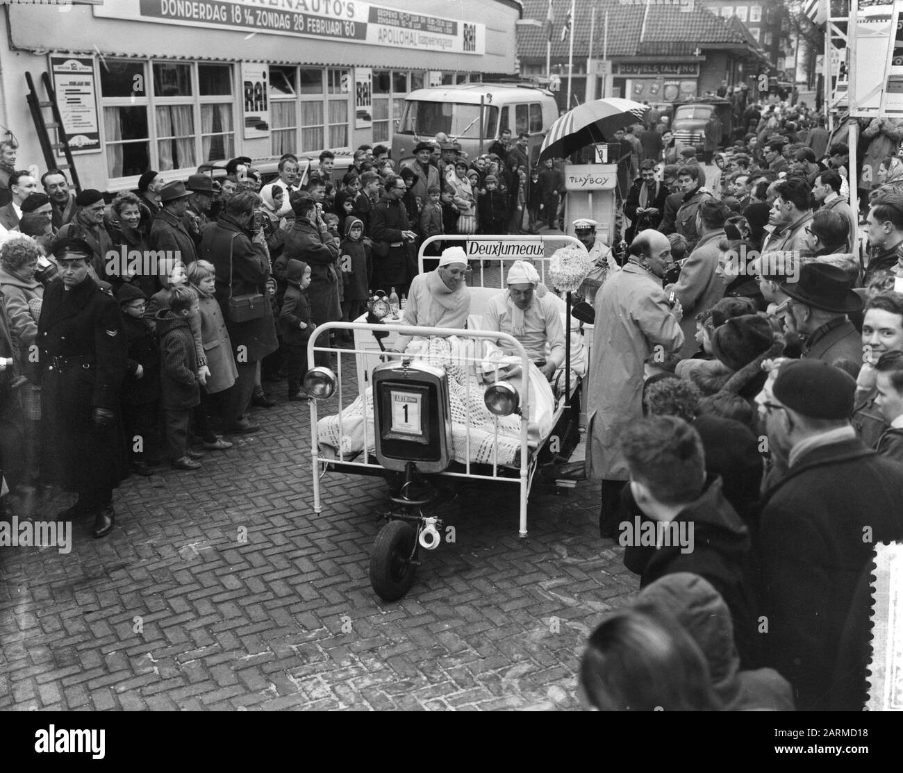 Commemorazione della U-brigata in Padang Crosses, con wreaths Annotazione: Vari nomi possono essere letti: J.W.M. van der Velden (3-9-1925, O.H. , (26-4-1926 e 2-12-1946); W.J. Valentin (nato a Bandoeng, overl. 2-12-1946), P.C.van Vucht (26-8-1919, gesn. 2-12-1946); Plantanga (30-9-1922, sn. 2-12-1946 Data: 1947/05/01 Località: Indonesia, Indie Orientali Olandesi, Padang, Sumatra Unknown/Dlc Foto Stock