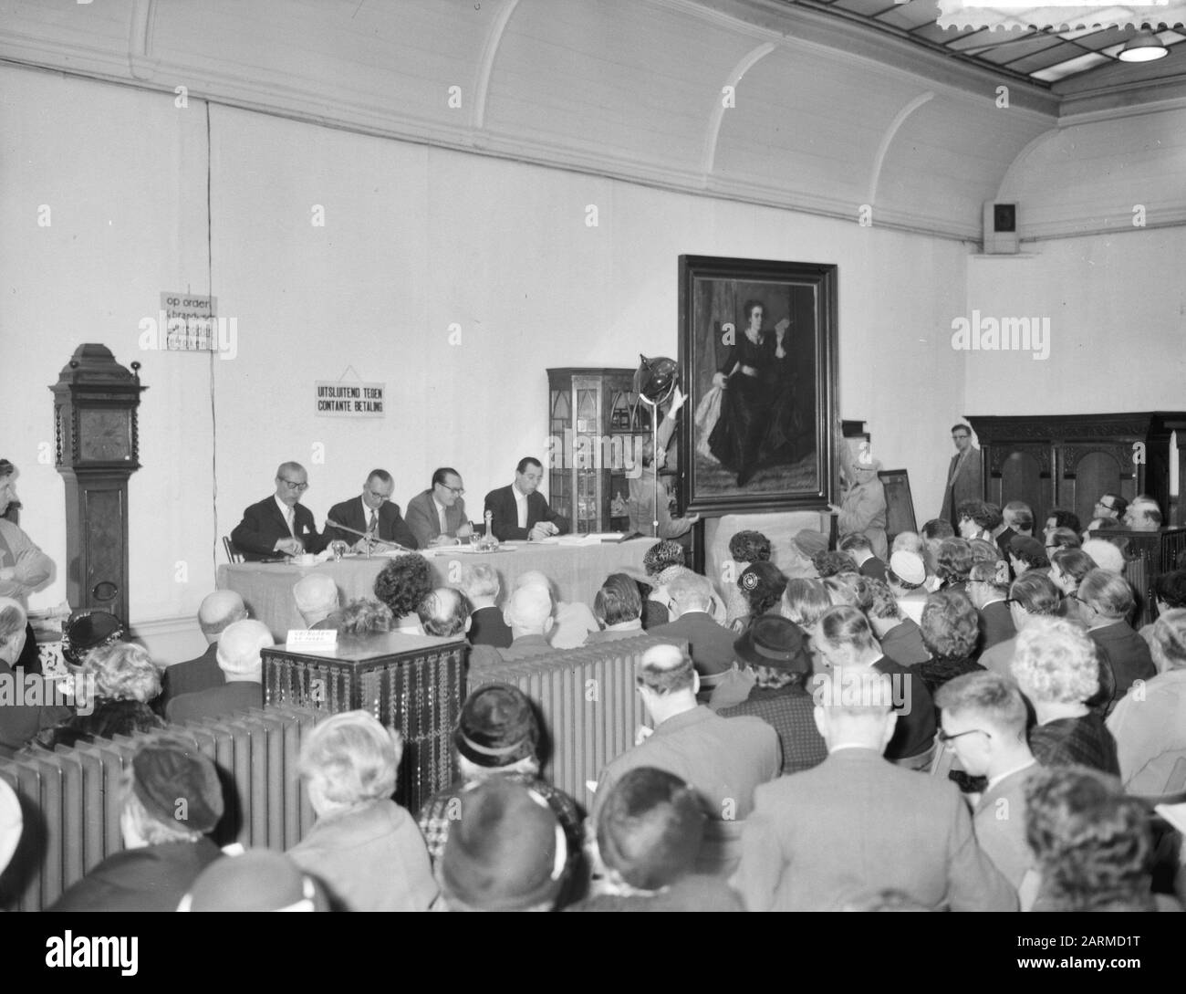 Asta eredità di Lizzy Ansingh di Paul Marca in arti et Amicitiae in Amsterdam Data: 1 Marzo 1960 Località: Amsterdam Parole Chiave: Dipinti, aste Nome personale: Ansingh, Lizzy, Brand, Paul Foto Stock