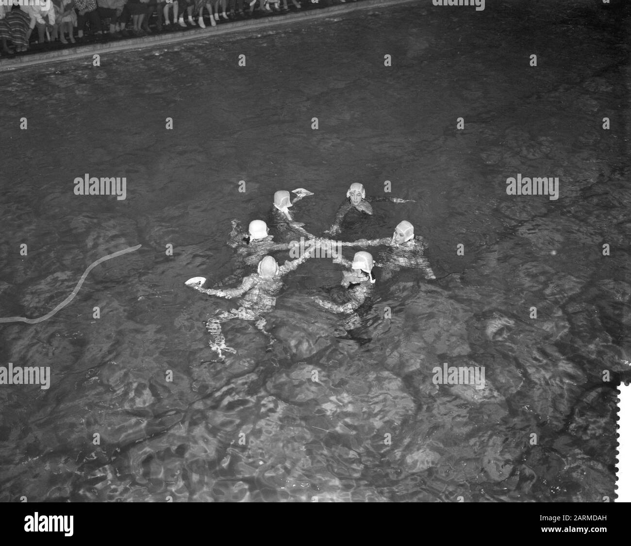 Primo campionato nazionale di nuoto artificiale nello Stilobad a Zwolle Data: 20 Marzo 1960 Località: Overijssel, Zwolle Parole Chiave: CHAMPIES, KUNSTSWIMMING Foto Stock