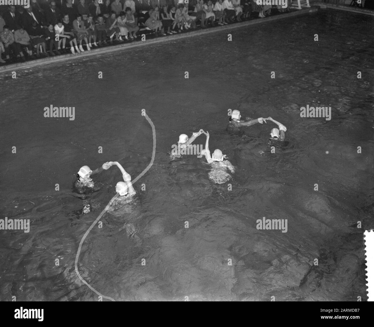 Primo campionato nazionale d'arte a nuoto nello Stilobad a Zwolle, swimming d'arte dell'associazione nuoto BZZ da Zwolle in azione Data: 20 marzo 1960 Località: Overijssel, Zwolle Parole Chiave: Azione, CHAMPONIES, informazioni SWIMMING Nome personale: BZZ Foto Stock