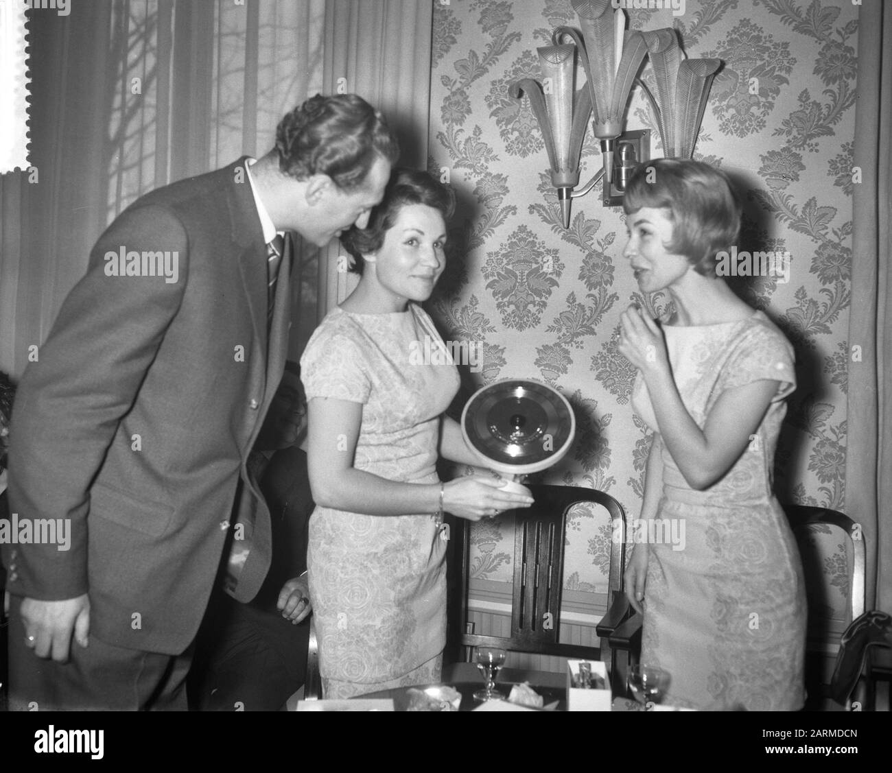 T.G.V. la vendita della grammaticali 200,0 00th La stagecoach è stata assegnata alla selveras de Platinum Platinum Plate Data: 24 marzo 1960 Parole Chiave: Gramophones Nome dell'istituzione: Selvera Foto Stock