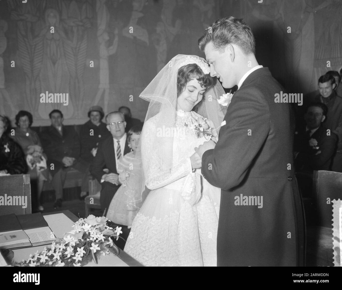 DWSA giocatore Theo Doorneveld con Greetje Gulien, gli anelli di nozze sono spinti alle dita Data: 29 Marzo 1960 Nome personale: Doorneveld, Theo, Greetje Gulien Foto Stock