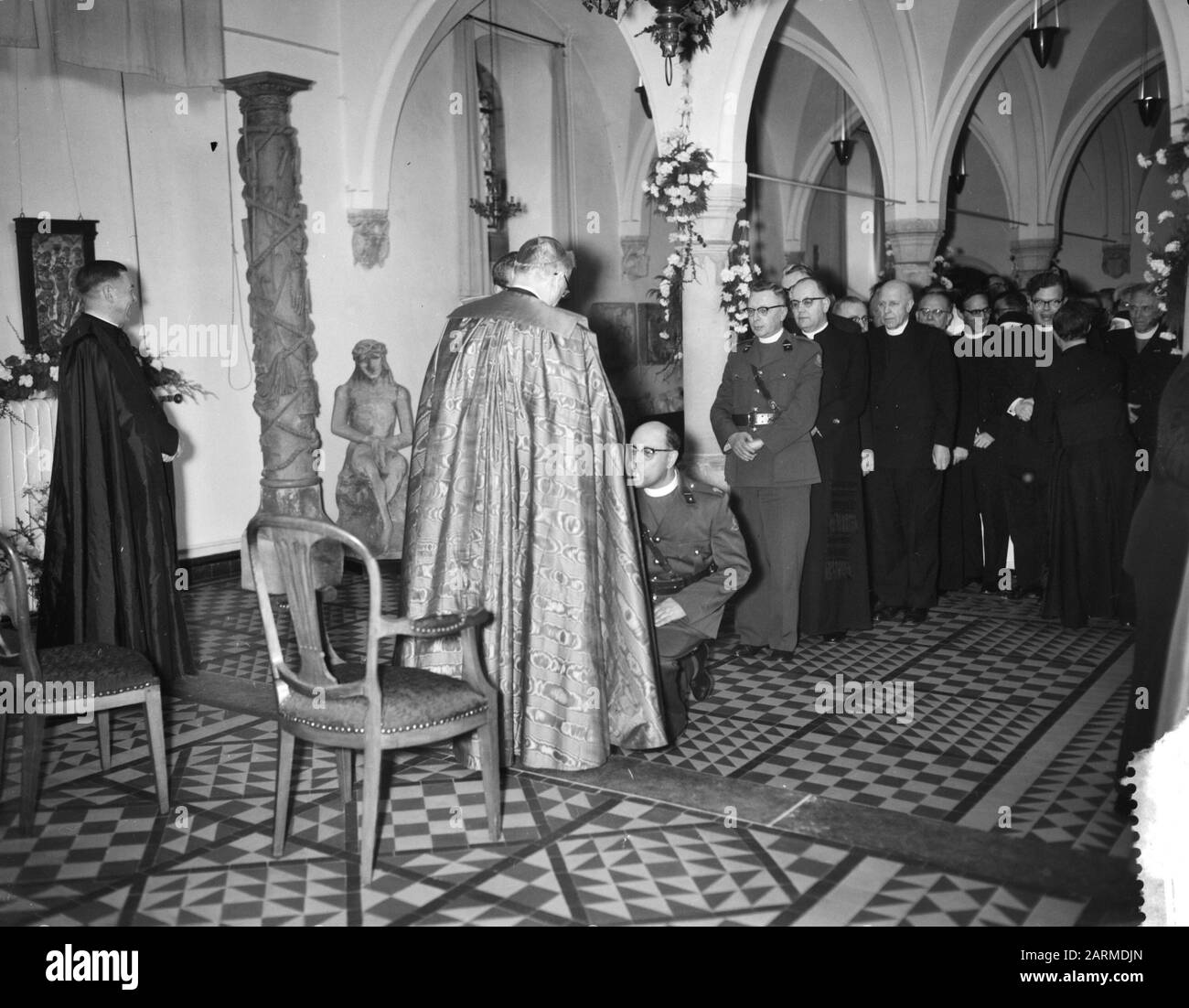 Cardinal Alfrink ha ricevuto la sua elevazione al cardinale Data: 11 aprile 1960 Parole Chiave: Regole, elevazioni Nome personale: Alfrink, Bernardus Foto Stock