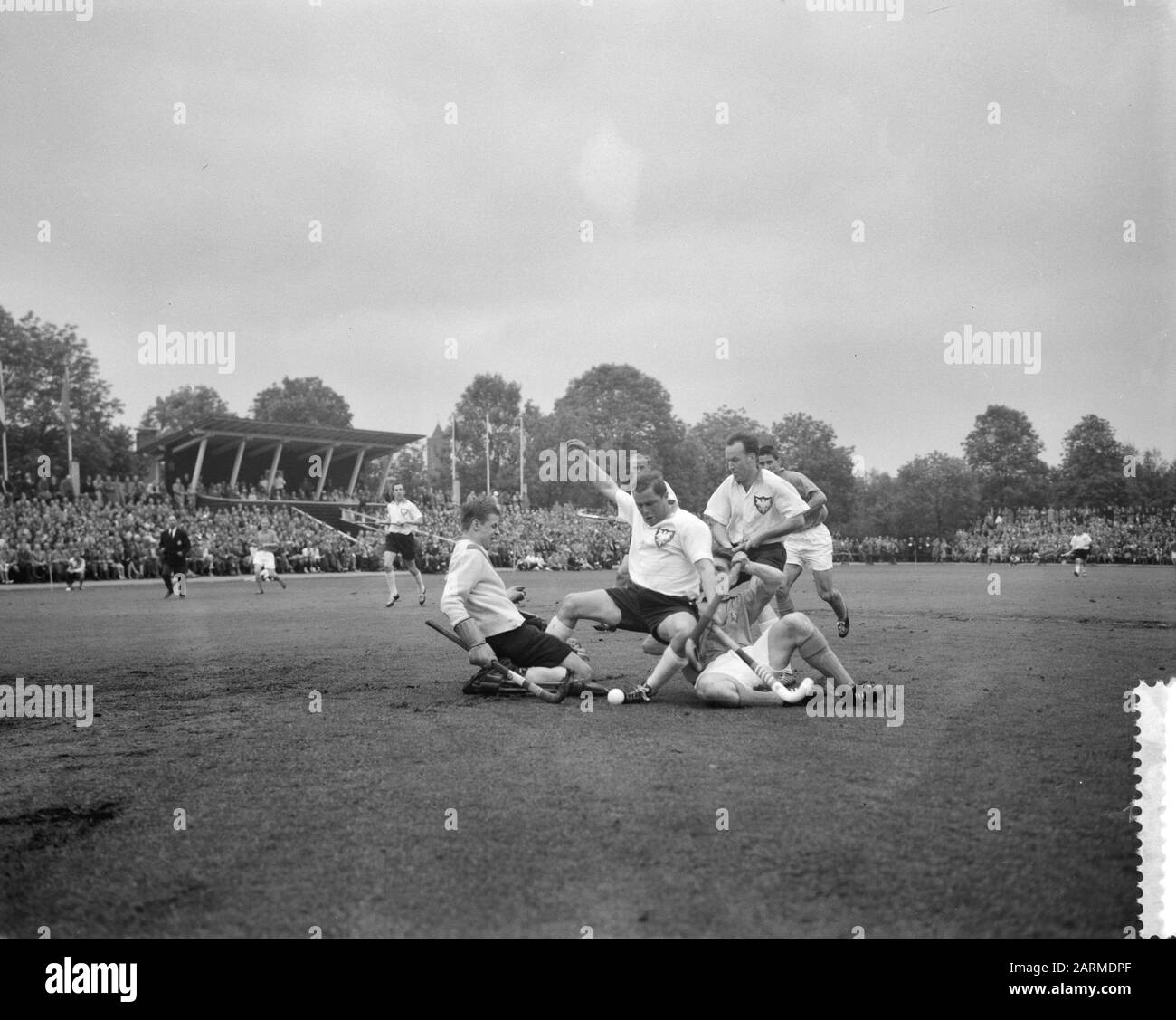 Hockey-Interland Paesi Bassi Vs. Germania 1-1, V.n.r. Keeper End, Ullerich, Van Vroonhoven, Delmes E De Beer Data: 22 Maggio 1960 Località: Germania, Paesi Bassi Parole Chiave: Hockey Nome Persona : Beer De, Delmes, Ullerich Foto Stock