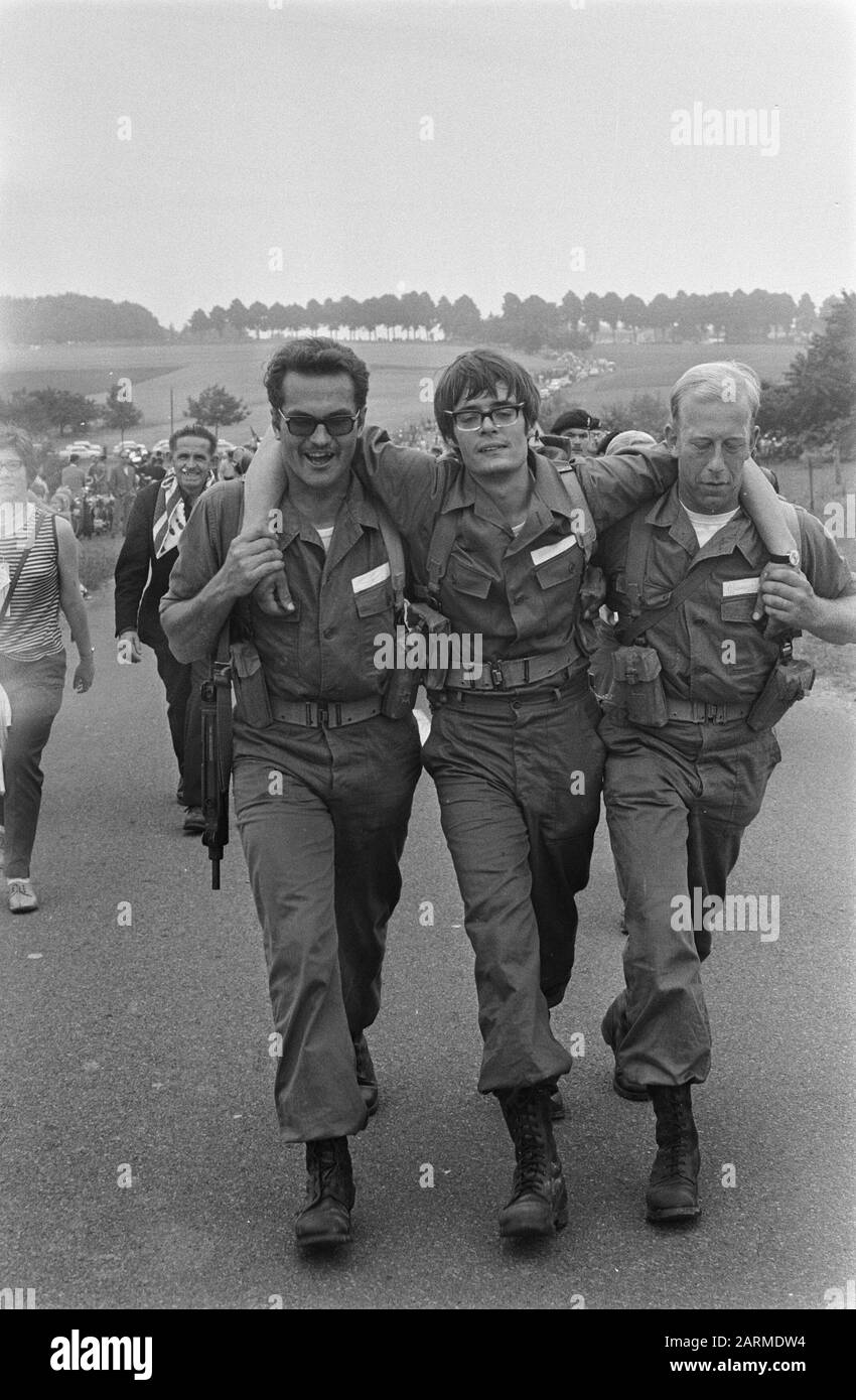 Quattro giorni Nijmegen, terzo giorno; un soldato tra due altri Data: 23 luglio 1970 luogo: Nijmegen Parole Chiave: VIEDAZES, Soldiers Foto Stock