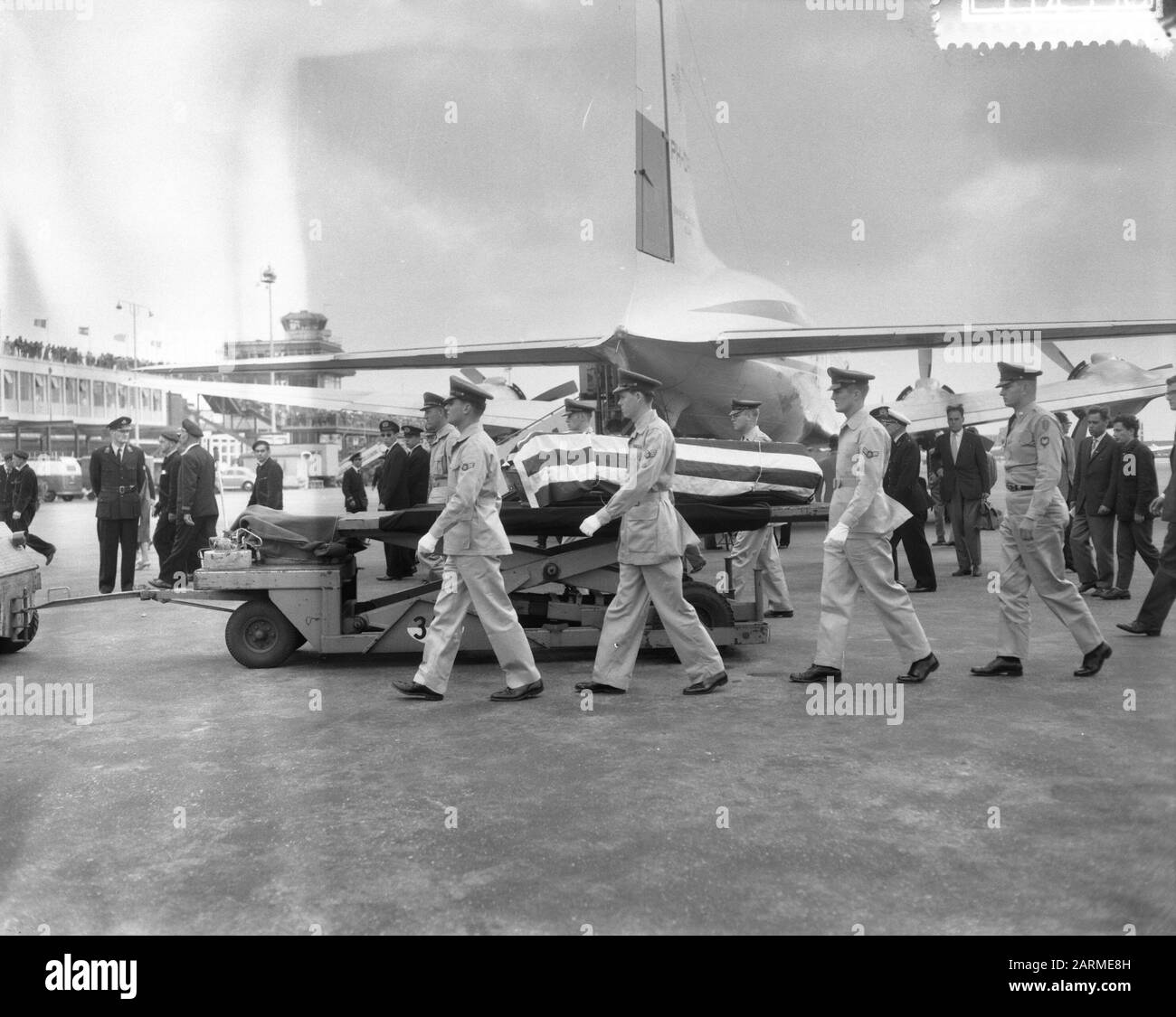 Eccedenza corporea di C. Palm a Schiphol Data: 25 luglio 1960 Nome Persona: C. Palm Foto Stock