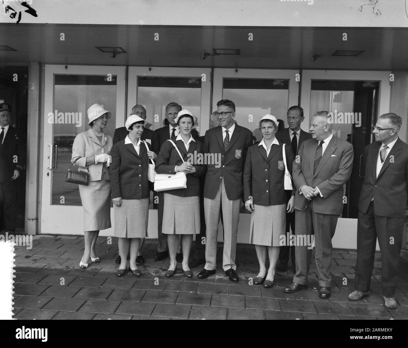 Partenza primo gruppo di partecipanti olandesi ai Giochi Olimpici a Roma, partenza del tenente generale C.F. Pahud de Mortanges e Data: 20 agosto 1960 Parole Chiave: Partecipanti Nome personale: Pahud de Mortanges, Charles F. Foto Stock