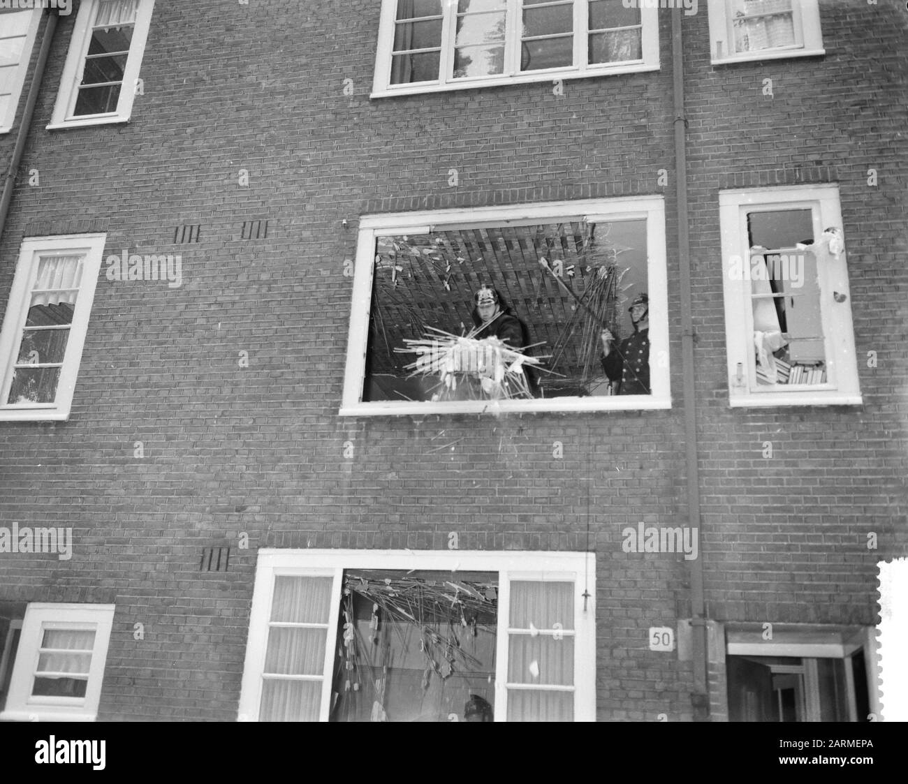 Esplosioni di gas ad Amsterdam, l'esterno della casa distrutta sul Ceramplein Data: 24 agosto 1960 Località: Amsterdam, Noord-Holland Parole Chiave: Vigili del fuoco, esplosioni Foto Stock