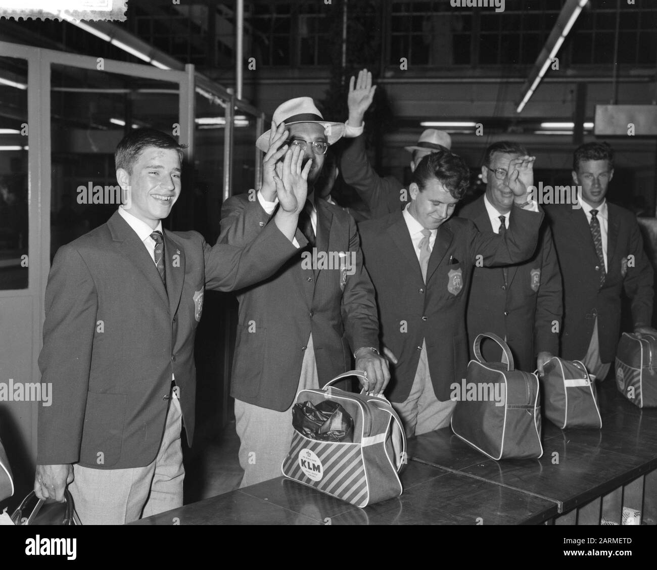 Ritorno Olympic cycling team a Schiphol Data: 1 settembre 1960 Località: Noord-Holland, Schiphol Parole Chiave: Cycling teams Foto Stock