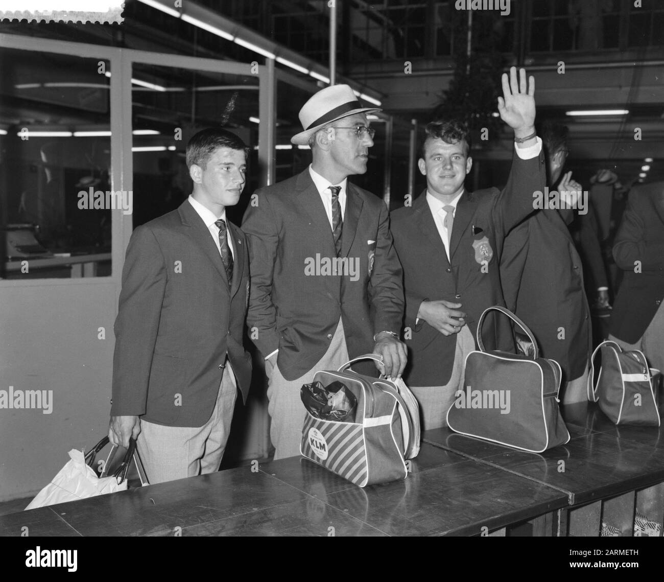 Ritorno Olympic cycling team a Schiphol Data: 1 settembre 1960 Località: Noord-Holland, Schiphol Parole Chiave: Cycling teams Foto Stock