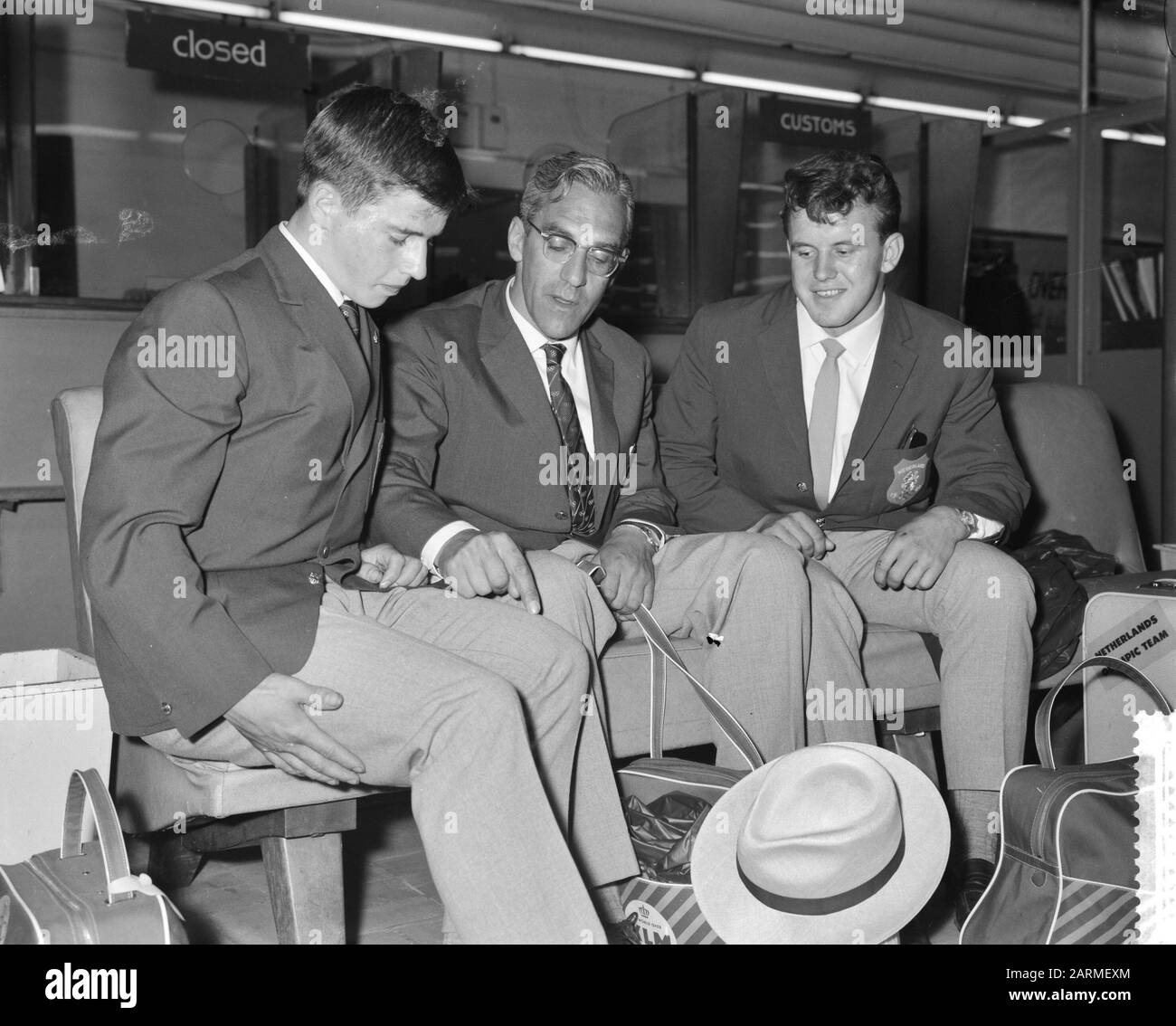 Ritorno squadra olimpica di ciclismo a Schiphol, Gerritsen a sinistra, Arie van de Vliet e Paul nella sala d'attesa Data: 1 settembre 1960 Località: Noord-Holland, Schiphol Parole Chiave: Squadre ciclistiche Nome personale: Arie van de Vliet, GERRITSEN, PAUL Foto Stock