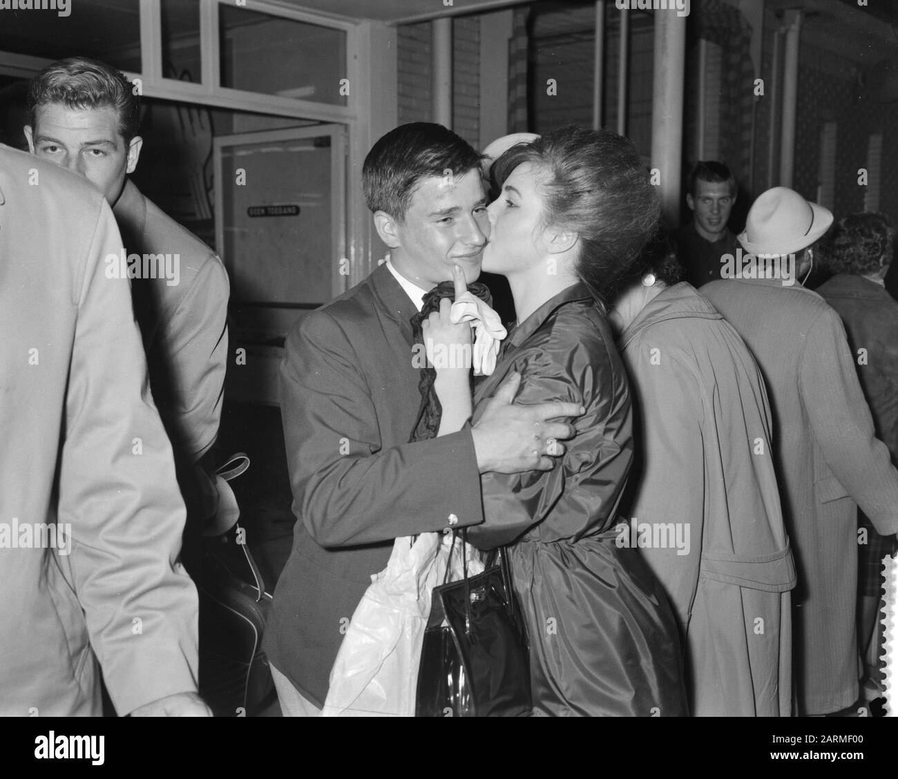 Ritorno squadra olimpica di ciclismo a Schiphol, Gerritsen è accolto dalla sua fidanzata Data: 1 Settembre 1960 Località: Noord-Holland, Schiphol Parole Chiave: Cycling Teams Nome personale: Gerritsen Foto Stock