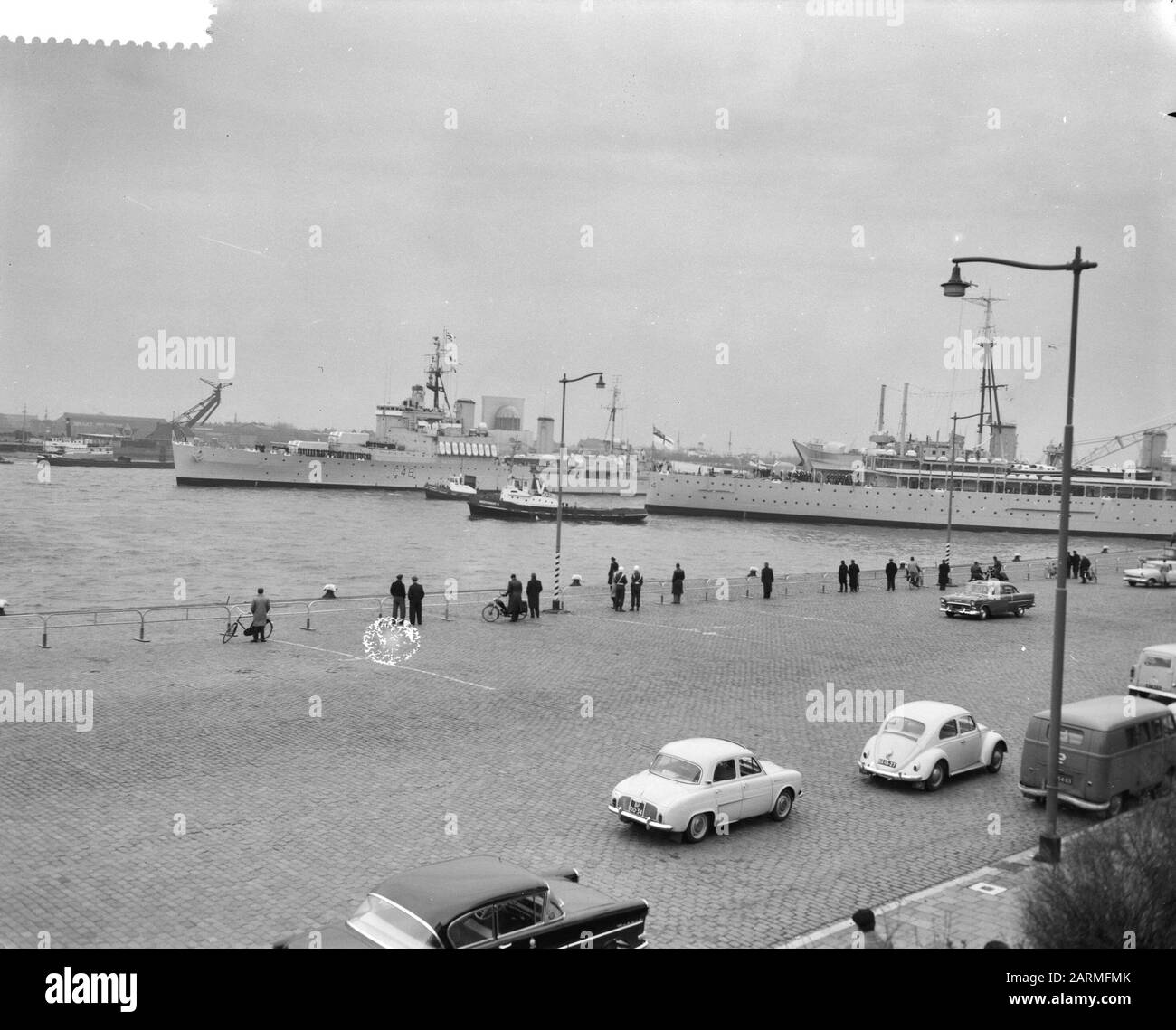 English Home Visite A Rotterdam Data: 21 Novembre 1960 Località: Rotterdam, Zuid-Holland Parole Chiave: Navi Foto Stock