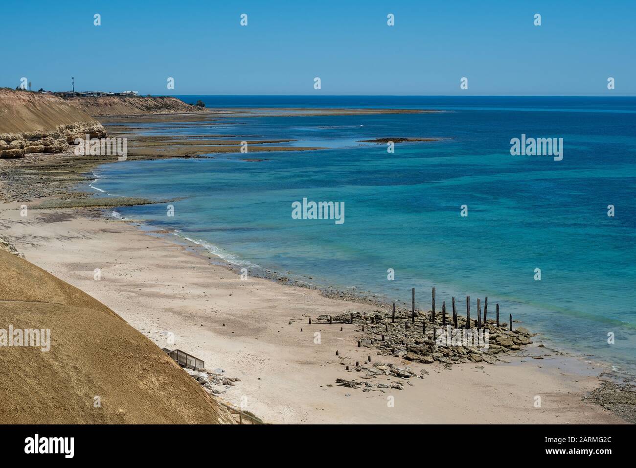 Spiaggia di Port Willunga con rovine di molo in una luminosa giornata di sole nel Sud Australia il 29th gennaio 2020 Foto Stock