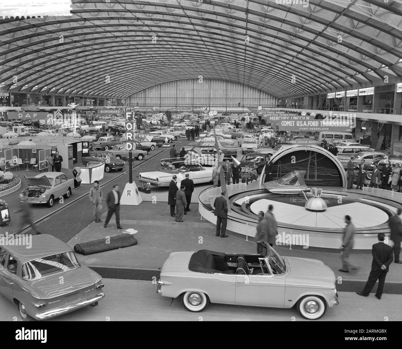 Design della mostra automobilistica in RAI, panoramica dell'Europahal con gli stand Data: 31 gennaio 1961 Parole Chiave: Mostre automobilistiche, panoramiche, stand Nome personale: Europahal Institution Nome: Rai Foto Stock