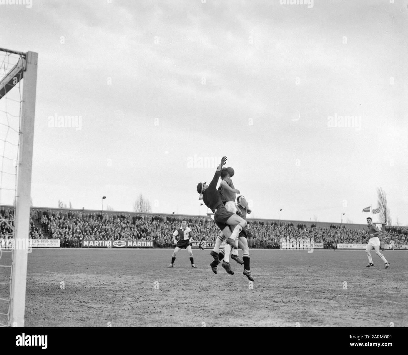 Willem II contro Feyenoord, la situazione target lasciò Schouten (Data: 26 febbraio 1961 Nome dell'istituzione: Feyenoord, Willem II Foto Stock