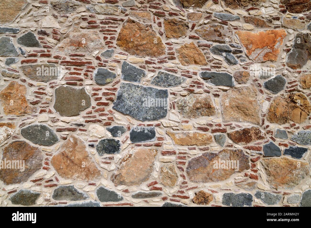 Frammento di un antico muro di pietra a Cipro, sfondo Foto Stock