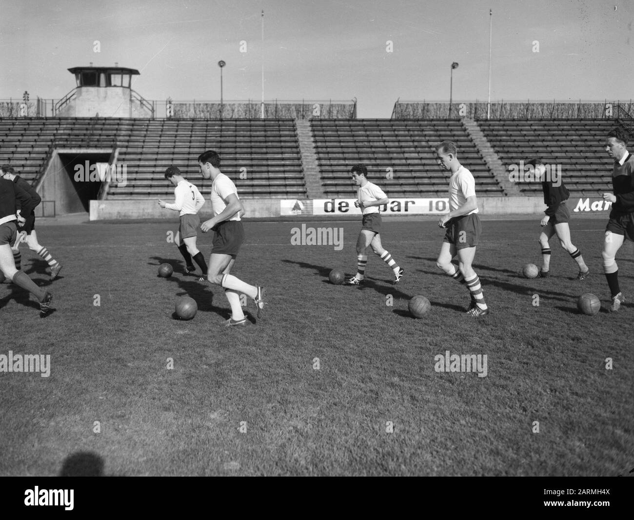 Formazione del team olandese presso Den Bosch. B. Muller, H. Groot, P. van der Klaassens Data: 16 Marzo 1961 Località: Den Bosch Parole Chiave: Sport, calcio Nome personale: B. Muller, Groot, H., J. Klassens, P. van der Kuil Foto Stock
