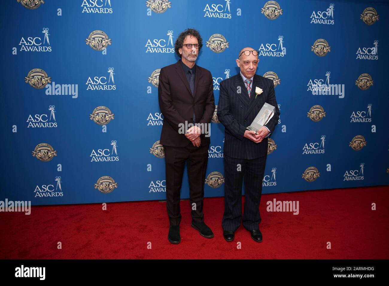 (L-R) Joel Coen e Bruno Delbonnel partecipano alla 34th Annual American Society of Cinematographers ASC Awards alla Ray Dolby Ballroom di Los Angeles, California, USA, il 25 gennaio 2020. Foto Stock