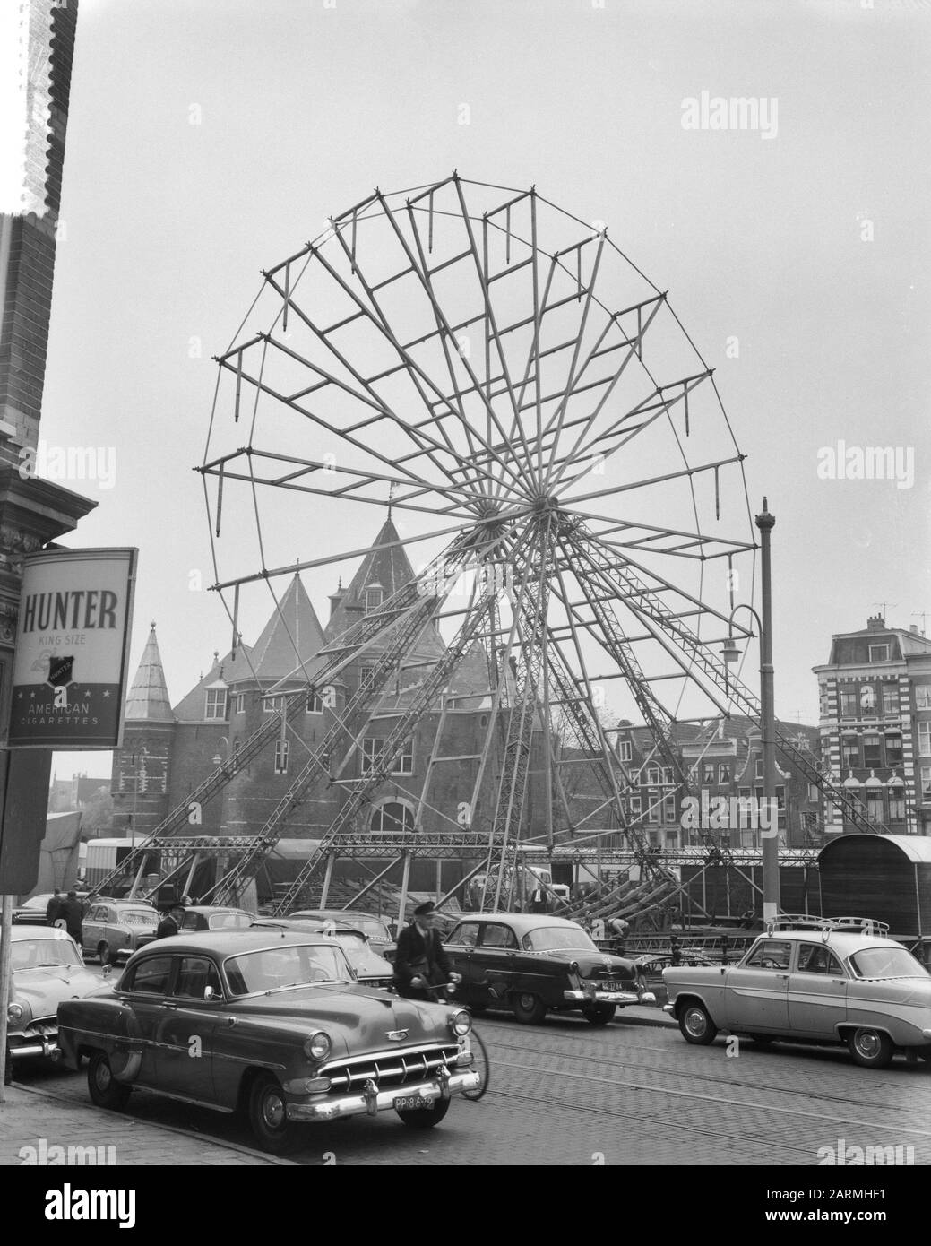 Ruota panoramica su Nieuwmarkt Data: 25 aprile 1961 Parole Chiave: REITENRAD Foto Stock