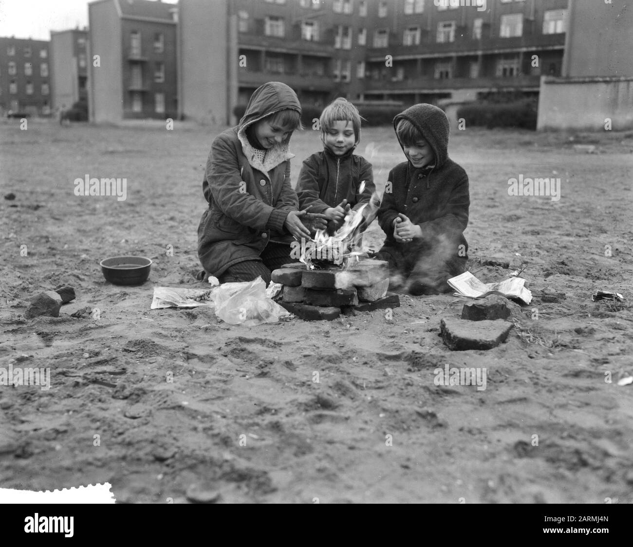 Gioventù fa fuoco Data: 26 maggio 1961 Parole Chiave: Gioventù, FUOCO Foto Stock Gioventù fa fuoco Data: 26 maggio 1961 Parole Chiave: Gioventù, FUOCO Foto Stock